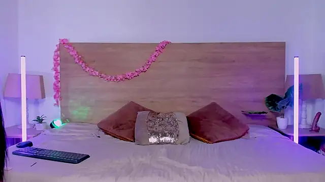 LaraRous webcam