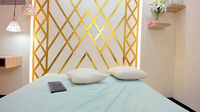MiaSwan_ webcam