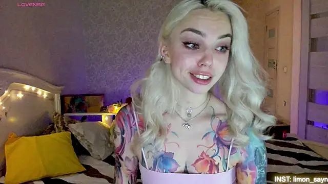 LillyMoure_ webcam