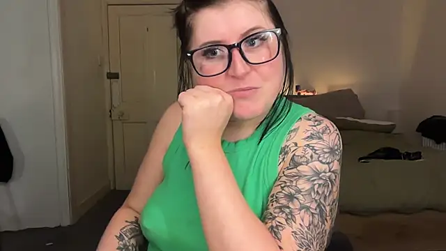 LucyLou31 webcam