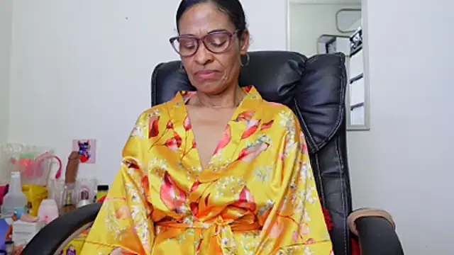 Aries_Mature webcam