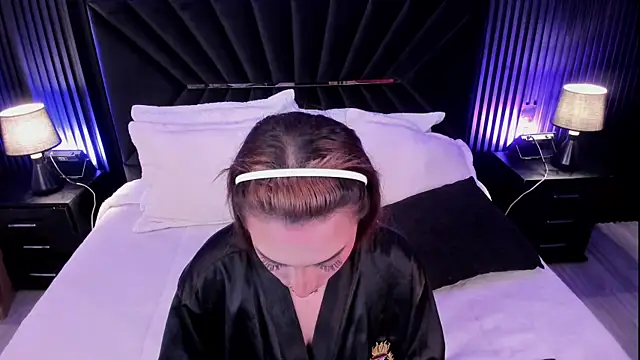 MiiaaMoonroee webcam