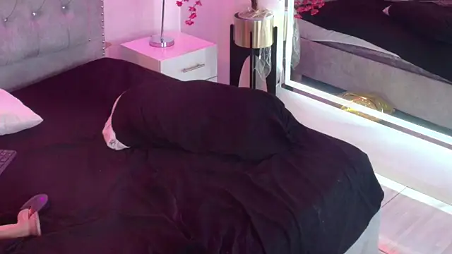 Juliieta_gray webcam