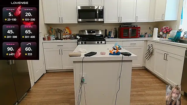 Blondiewithanass webcam