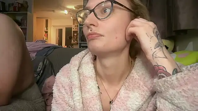 harleyblair (Ask my age) - take my clothes off