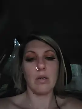 SheIsSomething webcam
