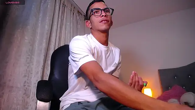TOMBOYSEXX live cam on StripChat