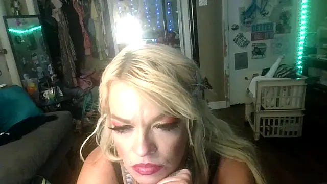 marilyn420 live cam on StripChat