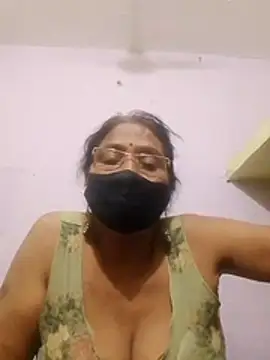 YAMUNA_033 live cam on StripChat