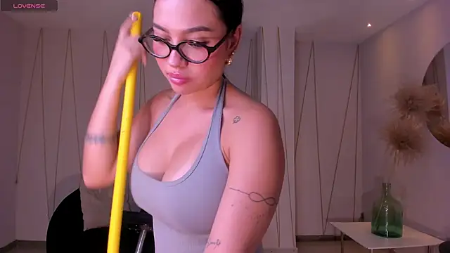 MollyJones_ webcam