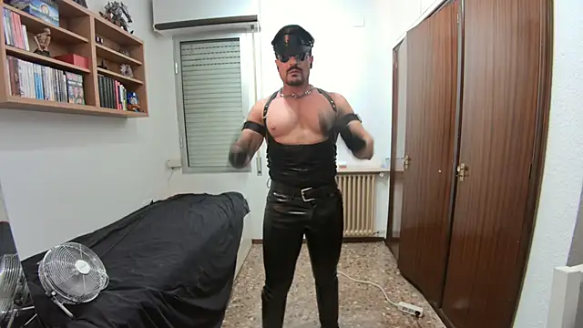 LeatherMax76 webcam