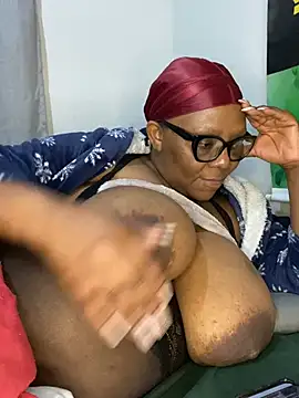 BoobsQueeen webcam