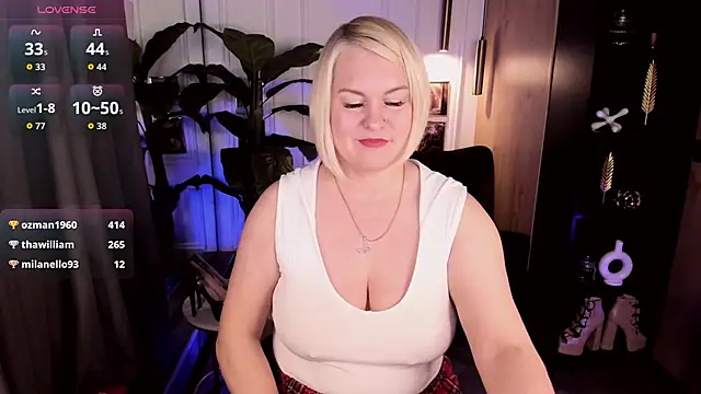 YolandaKiss live cam on StripChat
