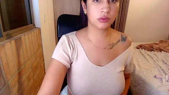 sara2520 live cam on StripChat
