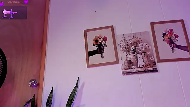 LilyRobertts webcam