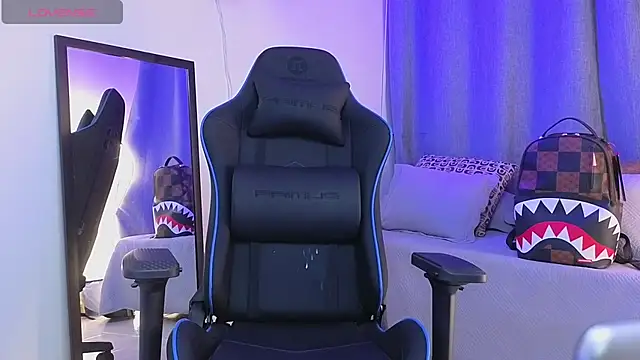 ashton_hils's live room