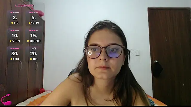 MadieeLorez live cam on StripChat
