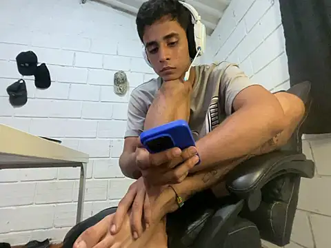 Max_TheHorseDick live cam on StripChat
