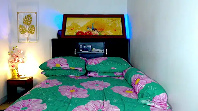 LovelyQueen69 webcam