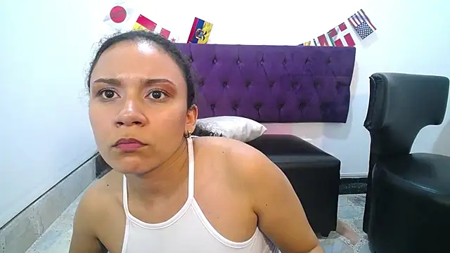 Little18Doll live cam on StripChat
