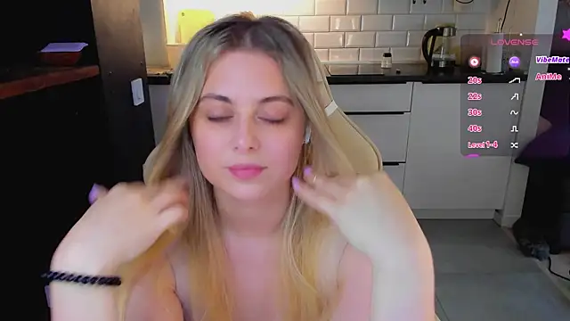 blonde_kellyy webcam