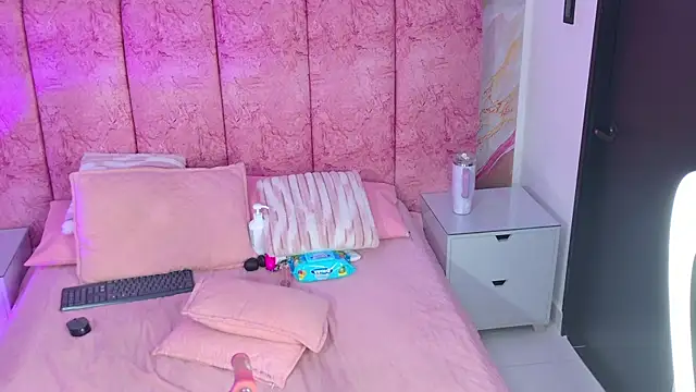emmacurvy - Emmacurvy's free webcam - UK Sex Cams