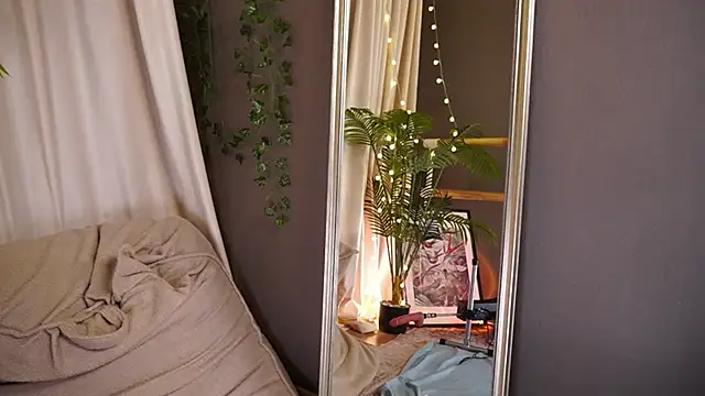 Naomi_Hotter