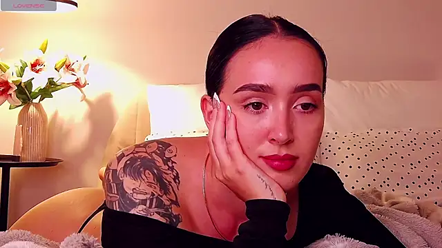 KimKhallifa webcam