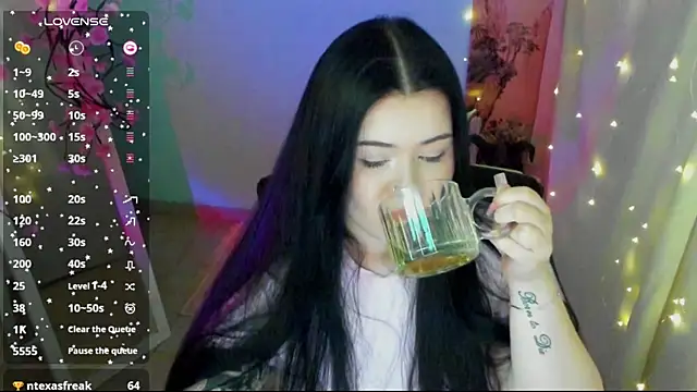 Mona_Esty webcam