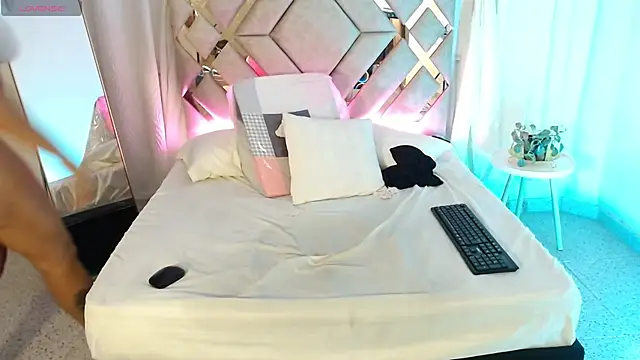 MilaMonroeX webcam