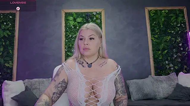 Issa_Jo live cam on StripChat