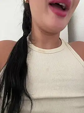 Milana_UK 🏦 webcam