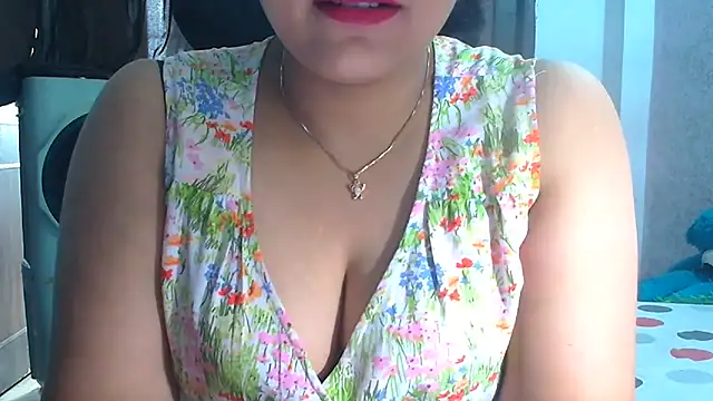 SimmiQueen_77 webcam