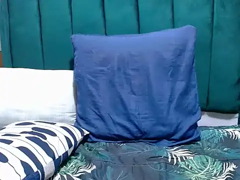Mellowkittyyellow webcam