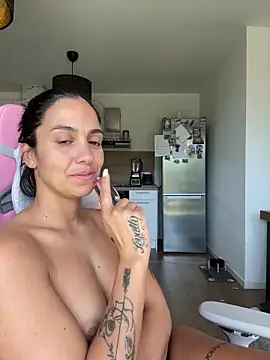 LaPetiteKim live cam on StripChat