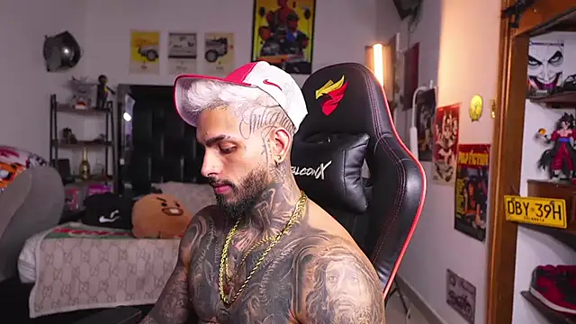 logan_hugh8 webcam