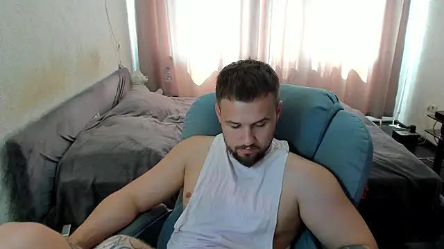 Vladik_b live cam on StripChat