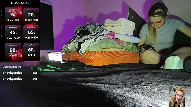 Blondiewithanass webcam