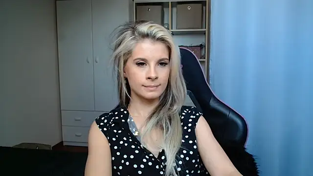 KristineGlow live cam on StripChat