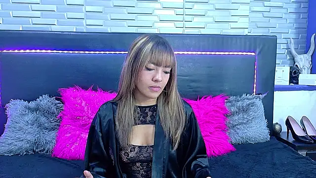 SeraphynLuxora live cam on StripChat