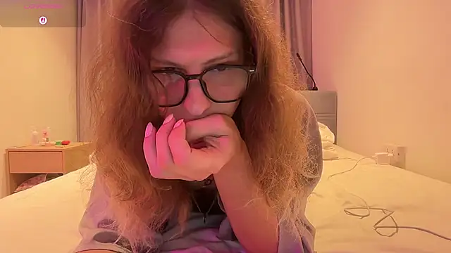 AlicePinkhead live cam on StripChat