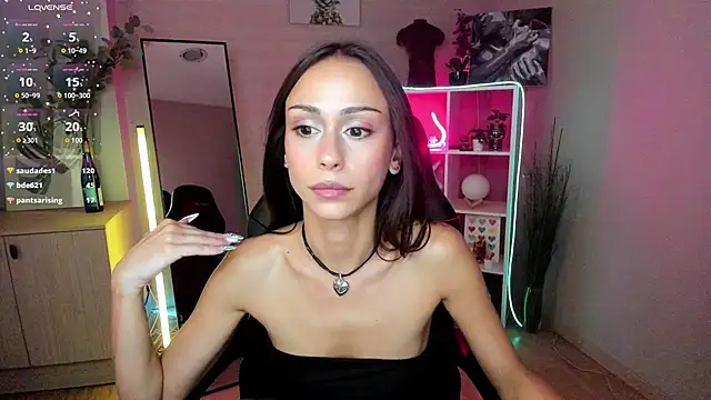 Petite_Moly live cam on StripChat