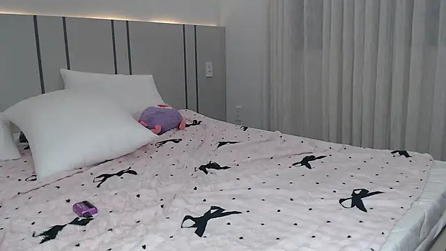 naked chatroom MomoMoonxxx