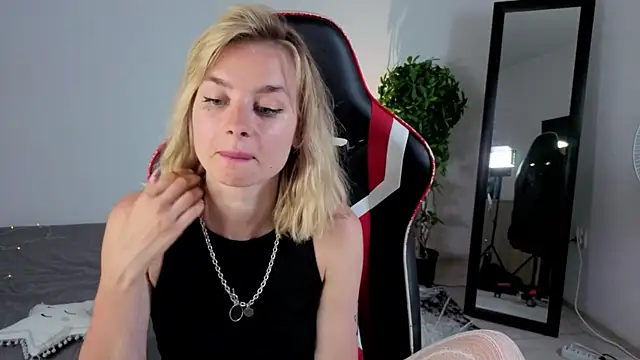 naked chat room NoraMoreau