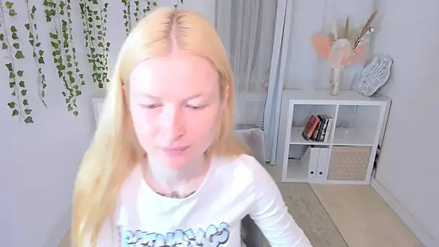 Laly_Peach webcam