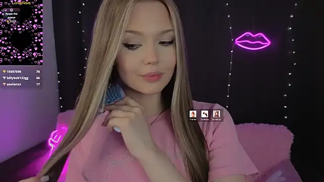 ElsaDivine live cam on StripChat