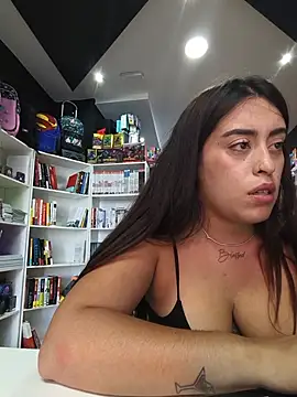 MissNyraSecret webcam