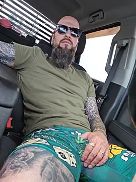 beardedtattood (Ask my age) - Get my cock hard as fuck  😈😈😈