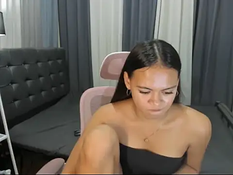 XTsUncutMargauxX webcam