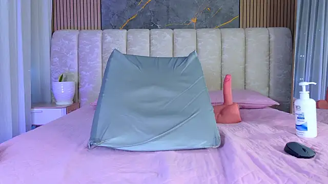 mia_scot webcam